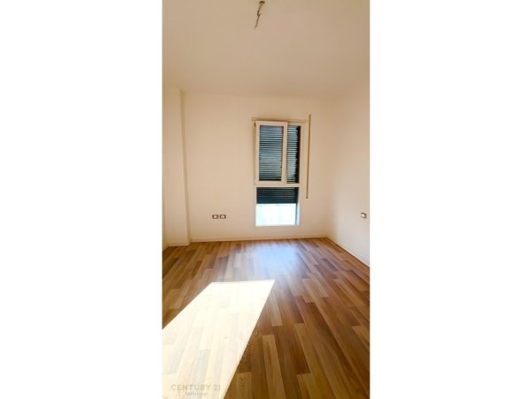 Tirane, jepet me qera ambjent biznesi Kati 4, 99 m² 450 € (Don Bosko)