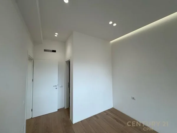 Tirane, jepet me qera ambjent biznesi Kati 2, 86 m² 500 € (Spital Amerikan 3)