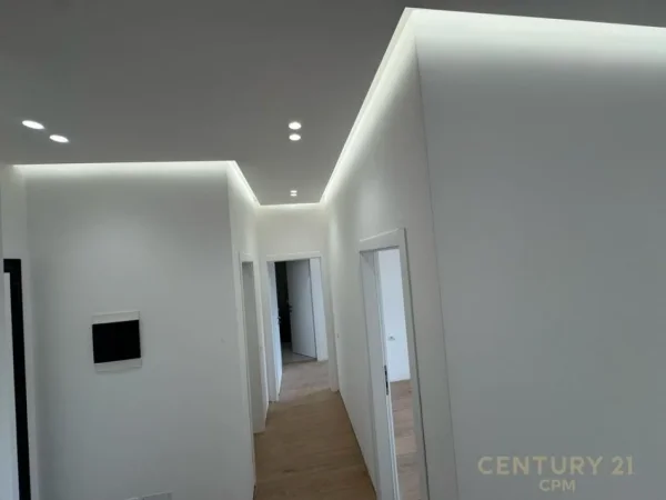 Tirane, jepet me qera ambjent biznesi Kati 2, 86 m² 500 € (Spital Amerikan 3)