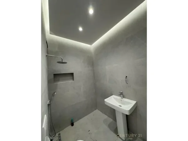 Tirane, jepet me qera ambjent biznesi Kati 2, 86 m² 500 € (Spital Amerikan 3)