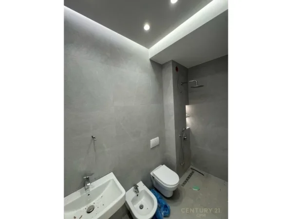 Tirane, jepet me qera ambjent biznesi Kati 2, 86 m² 500 € (Spital Amerikan 3)