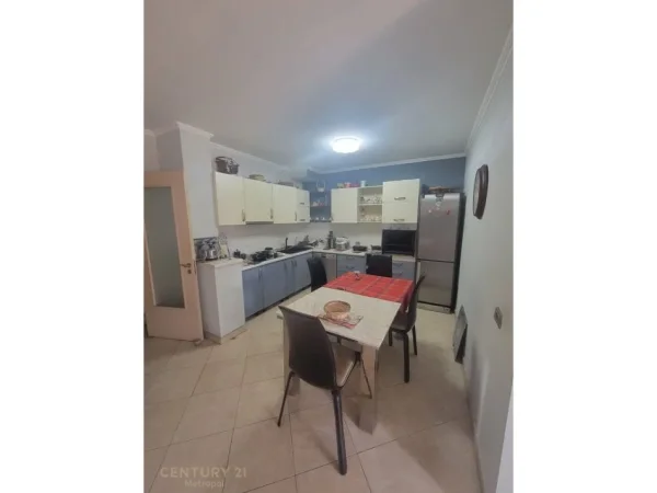 Tirane, jepet me qera apartament 2+1 Kati 5, 94 m² 750 € (Liqeni i Tiranes)