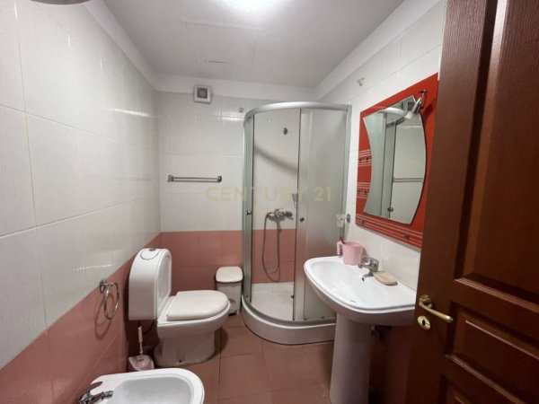 Tirane, jepet me qera ambjent biznesi Kati 7, 110 m² 1.500 € (Ambasador 1, Rruga e Elbasanit)