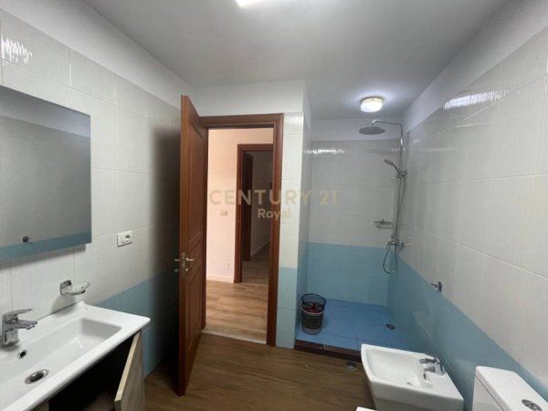 Tirane, jepet me qera ambjent biznesi Kati 7, 110 m² 1.500 € (Ambasador 1, Rruga e Elbasanit)