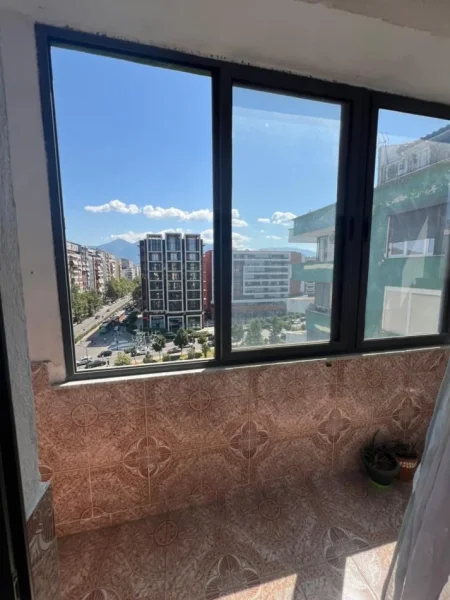 Tirane, jepet me qera apartament 1+1 Kati 8, 60 m² 350 € (Pallati me Shigjeta)