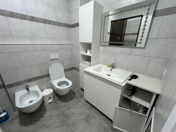 Tirane, jepet me qera apartament 2+1+Ballkon Kati 6, 100 m² 800 € (Kompleksi Aura)