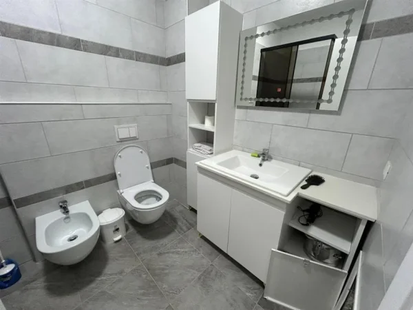 Tirane, jepet me qera apartament 2+1+Ballkon Kati 6, 100 m² 800 € (Kompleksi Aura)
