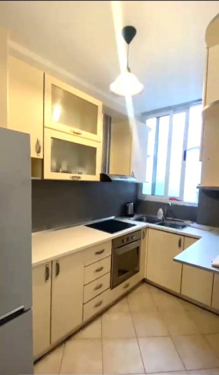 JEPET ME QERA APARTAMENT 2+1 TEK KISHA KATOLIKE NE RRUGEN E KAVAJES, Kati 9, 100 m² 700 €