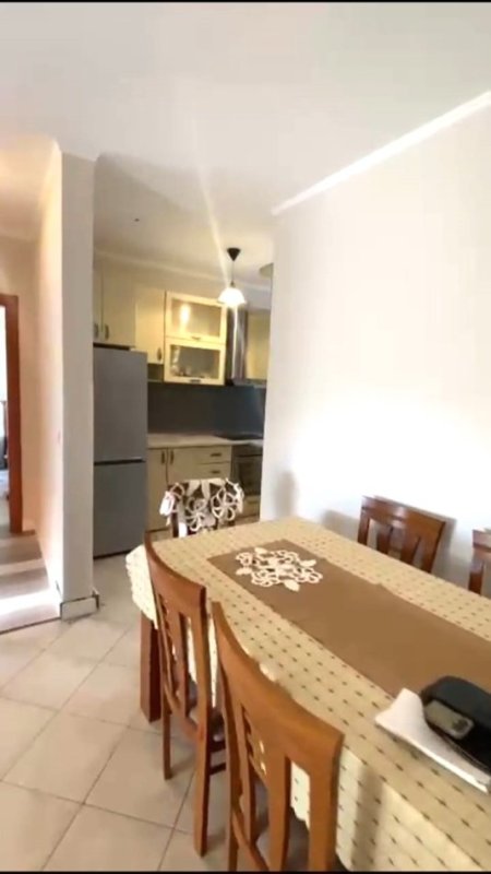 JEPET ME QERA APARTAMENT 2+1 TEK KISHA KATOLIKE NE RRUGEN E KAVAJES, Kati 9, 100 m² 700 €