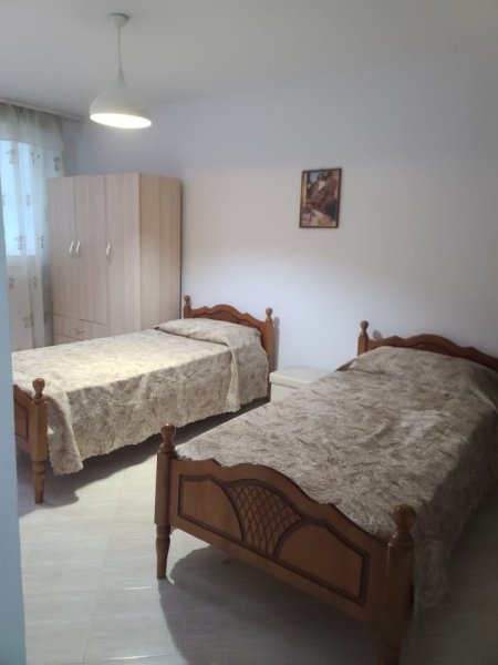 Tirane, jepet me qera apartament 3+1 Kati 1, 100 m² 600 € (21 DHJETORI)