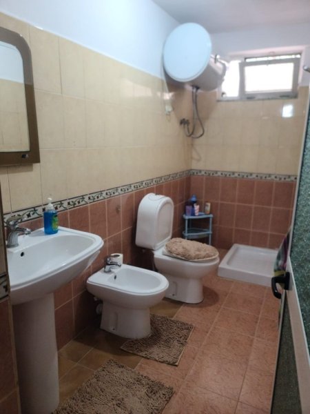 Tirane, jepet me qera apartament 3+1 Kati 1, 100 m² 600 € (21 DHJETORI)