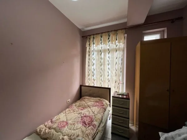 Tirane, jepet me qera apartament 3 Katshe , 210 m² 1.200 € 