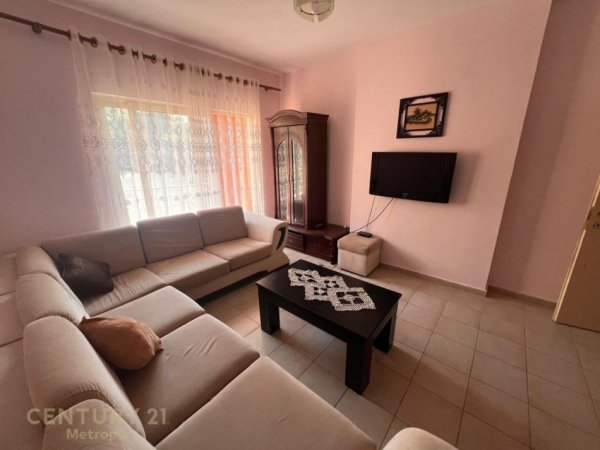 Tirane, jepet me qera apartament 1+1+Ballkon Kati 2, 56 m² 380 € (Pranë Restorant Freskut, Tiranë)
