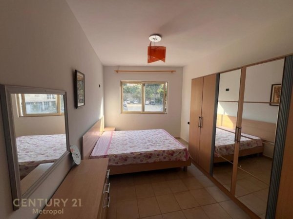 Tirane, jepet me qera apartament 1+1+Ballkon Kati 2, 56 m² 380 € (Pranë Restorant Freskut, Tiranë)