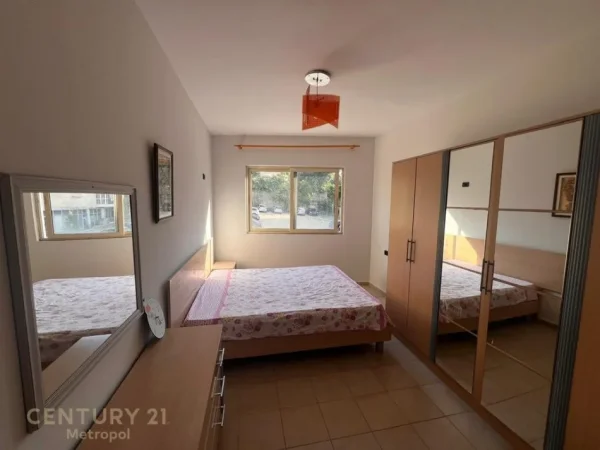 Tirane, jepet me qera apartament 1+1+Ballkon Kati 2, 56 m² 380 € (Pranë Restorant Freskut, Tiranë)