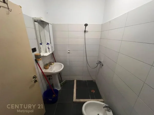 Tirane, jepet me qera apartament 1+1+Ballkon Kati 2, 56 m² 380 € (Pranë Restorant Freskut, Tiranë)