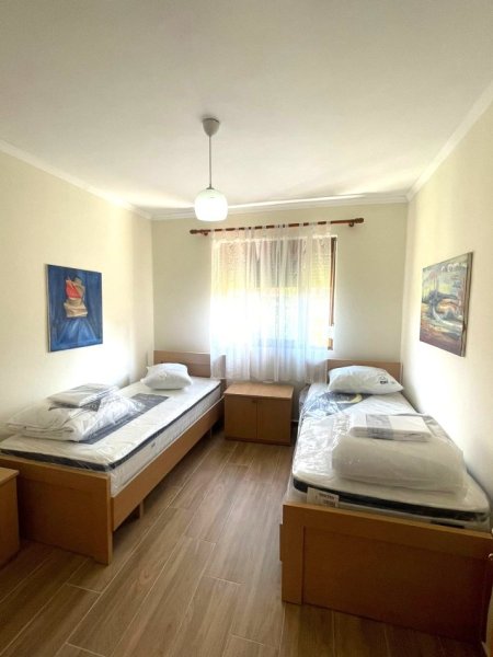 (JEPET ME QERA SUPER APARTAMENT 2+1 TEK RRUGA MINE PEZA, NE AFERSI TE SHKOLLES JERONIM DE RADA, Kati 3, 70 m² 700 €