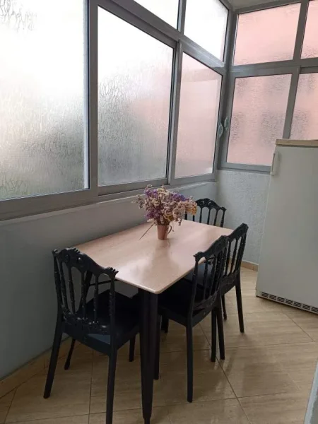 Tirane, jepet me qera apartament 2+1+Ballkon Kati 2, 90 m² 650 € 