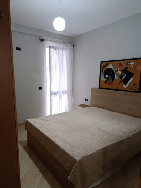 Tirane, jepet me qera apartament 2+1+Ballkon Kati 2, 90 m² 650 € 