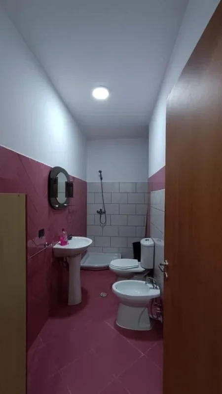 Tirane, jepet me qera apartament 2+1+Ballkon Kati 2, 90 m² 650 € 