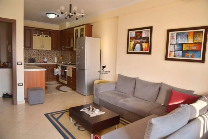 Tirane, jepet me qera apartament 1+1 Kati 5, 72 m² 370 € (FRESK)