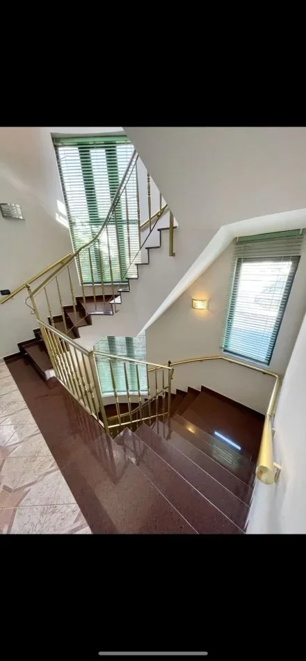 Tirane, jepet me qera apartament 3 Katshe Kati 4, 840 m² 5.000 € (RRUGA E DIBRES)