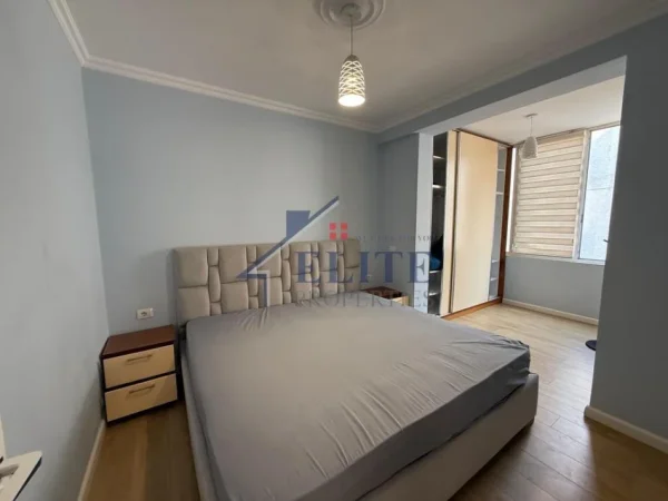 Tirane, jepet me qera apartament 2+1+Ballkon Kati 4, 100 m² 900 € 