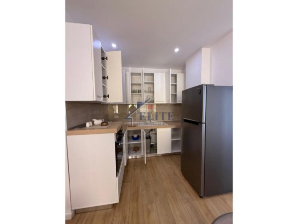 Tirane, jepet me qera apartament 2+1+Ballkon Kati 4, 100 m² 900 € 