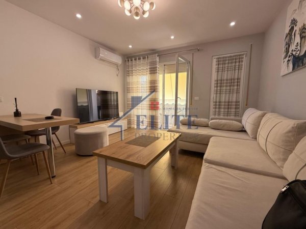Tirane, jepet me qera apartament 2+1+Ballkon Kati 4, 100 m² 900 € 