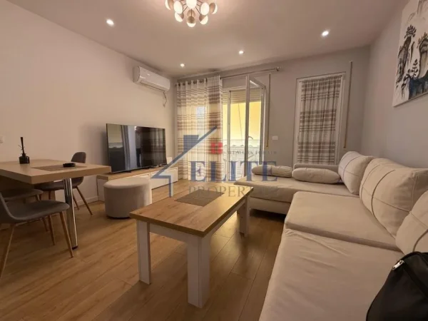 Tirane, jepet me qera apartament 2+1+Ballkon Kati 4, 100 m² 900 € 