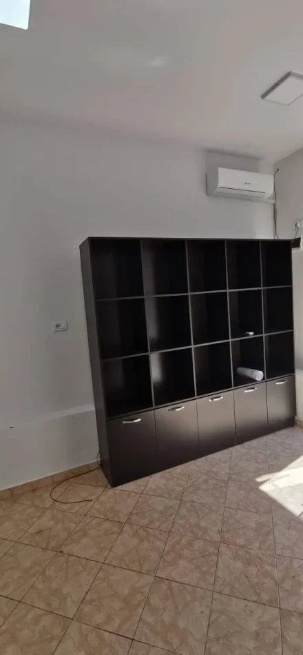 Tirane, jepet me qera ambjent biznesi Kati 1, 12 m² 300 € 