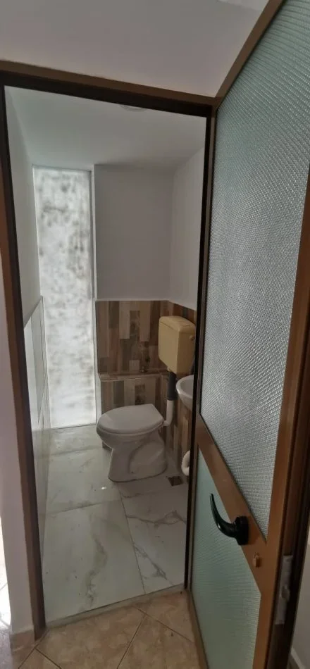 Tirane, jepet me qera ambjent biznesi Kati 1, 12 m² 300 € 