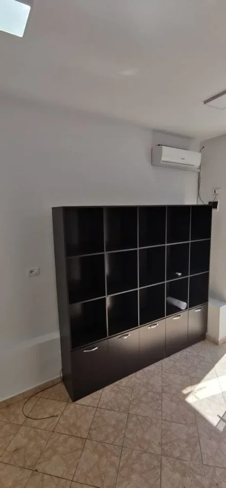 Tirane, jepet me qera ambjent biznesi Kati 1, 12 m² 300 € 