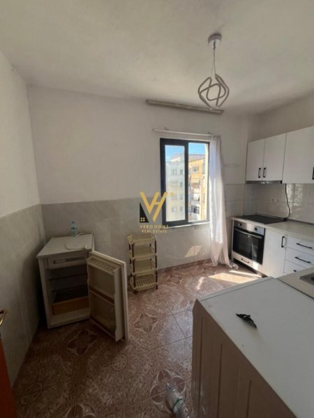 Tirane, jepet me qera apartament 1+1+Ballkon Kati 8, 62 m² 350 € (PALLATI ME SHIGJETA)