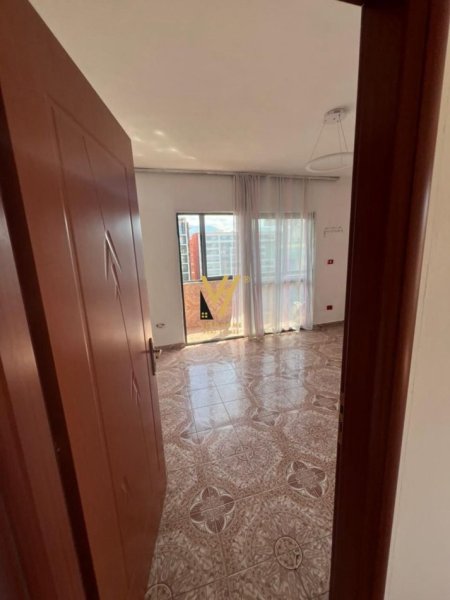 Tirane, jepet me qera apartament 1+1+Ballkon Kati 8, 62 m² 350 € (PALLATI ME SHIGJETA)