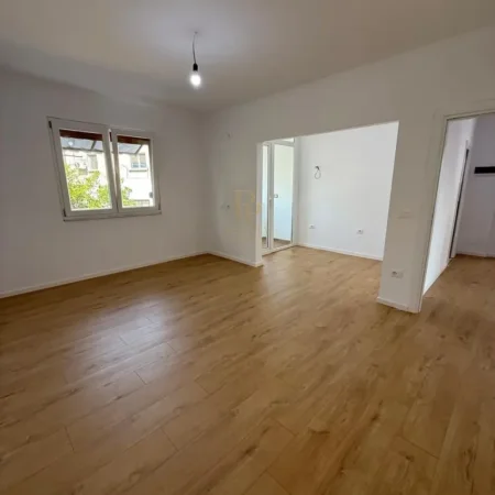Tirane, shitet apartament 2+1+Ballkon Kati 2, 72 m² 122.000 € (Ali Dem)