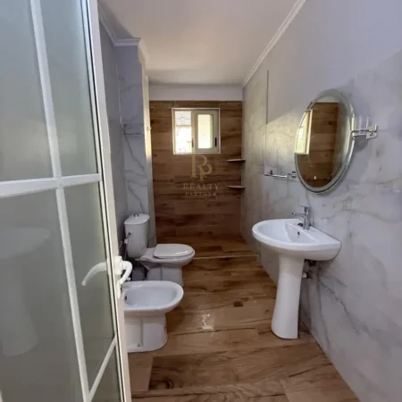 Tirane, shitet apartament 2+1+Ballkon Kati 2, 72 m² 122.000 € (Ali Dem)