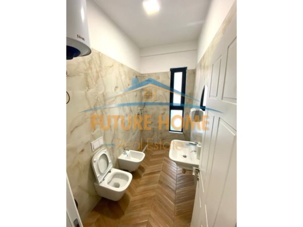 Tirane, jepet me qera ambjent biznesi Kati 4, 113 m² 900 € (Squere 21)