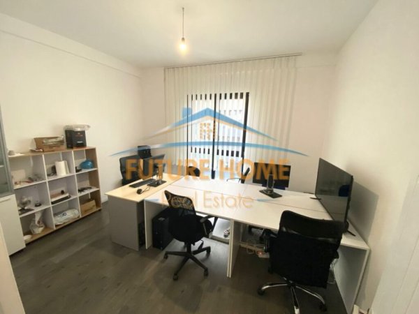 Tirane, jepet me qera ambjent biznesi Kati 4, 113 m² 900 € (Squere 21)