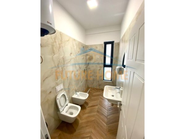 Tirane, jepet me qera ambjent biznesi Kati 4, 133 m² 900 € (Kompleksi Square 21)
