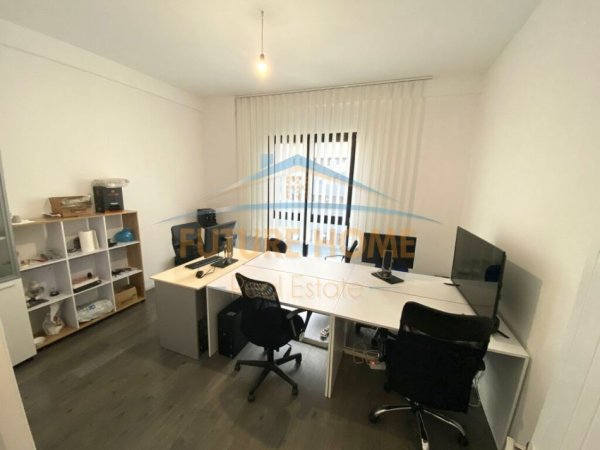 Tirane, jepet me qera ambjent biznesi Kati 4, 133 m² 900 € (Kompleksi Square 21)