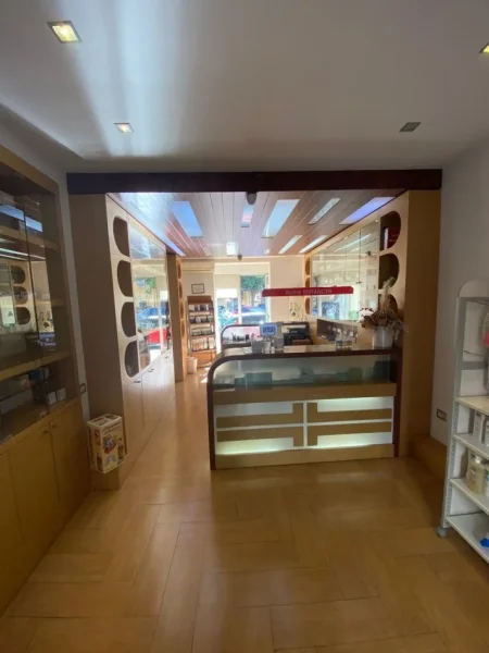 Tirane, jepet me qera dyqan Kati 0, 49 m² 700 € 