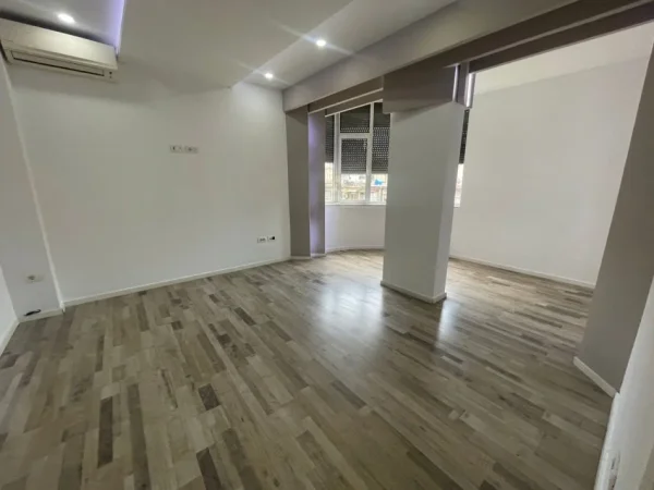 Tirane, jepet me qera zyre Kati 4, 110 m² 1.400 € (sheshi willson)