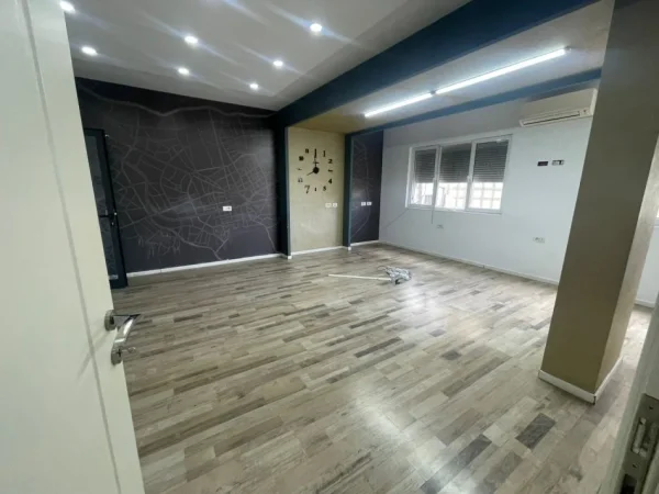 Tirane, jepet me qera zyre Kati 4, 110 m² 1.400 € (sheshi willson)