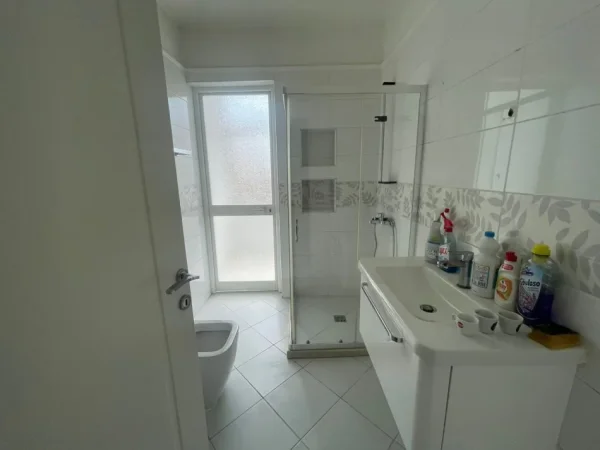 Tirane, jepet me qera zyre Kati 4, 110 m² 1.400 € (sheshi willson)