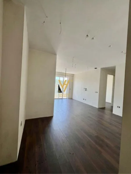 Tirane, jepet me qera zyre Kati 9, 95 m² 1.000 € (KOMUNA E PARISIT)
