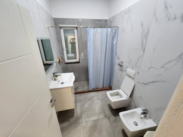 Tirane, jepet me qera apartament 2+1+Ballkon Kati 2, 95 m² 800 € (Liqeni Artificial Prane Hotel Sokratit)