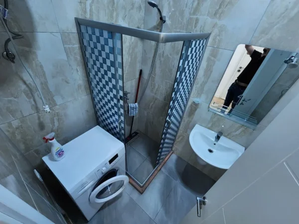 Tirane, jepet me qera apartament 2+1+Ballkon Kati 2, 95 m² 800 € (Liqeni Artificial Prane Hotel Sokratit)