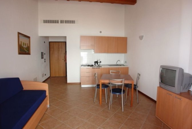 Tirane, jepet me qera apartament 1+1+Aneks+Ballkon Kati 1, 90 m² 400 € (KINOSTUDIO)