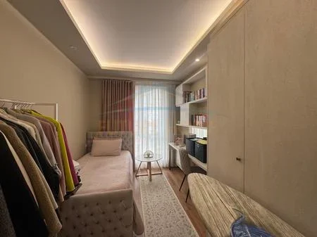 Tirane, shitet apartament 3+1+2+2 Poste Parkimi+Ballkon Kati 4, 131 m² 290.000 € (Fusha e Aviacionit, Kompleksi Turdiu)